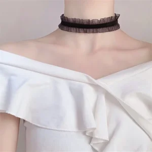 collier choker en dentelle