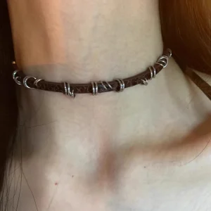 Collier Ras de Cou marron à motifs