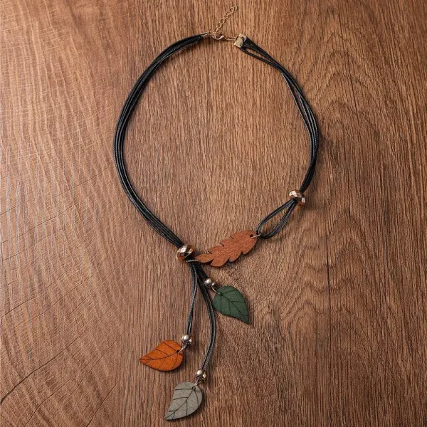 collier motif feuille marron et gris
