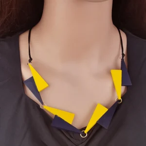 collier motifs géométriques bois