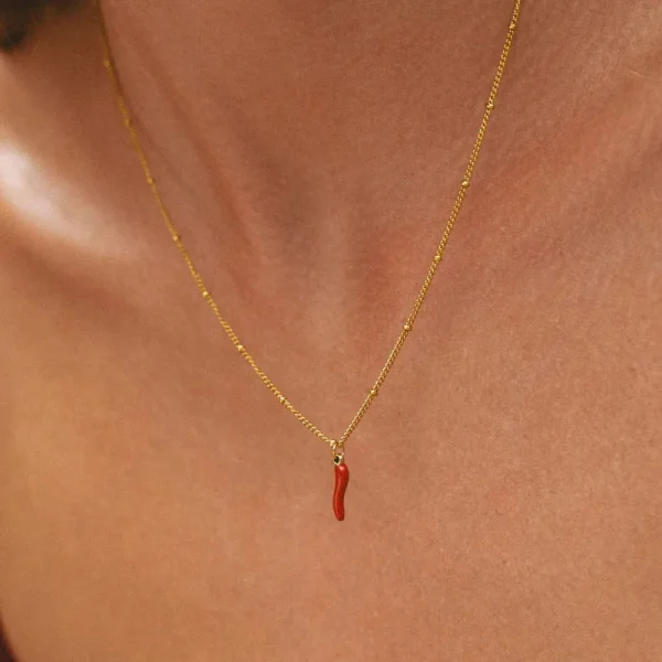 collier doré avec pendentif piment rouge