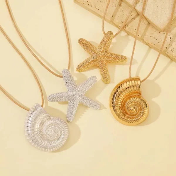 Collier long avec pendentif étoile de mer