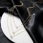collier avec pierres imitant le diamant