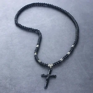 collier bois élégant avec perles noires