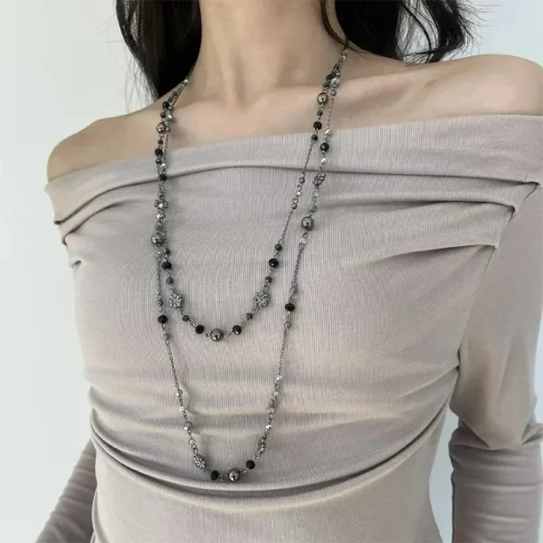 collier argenté et noir
