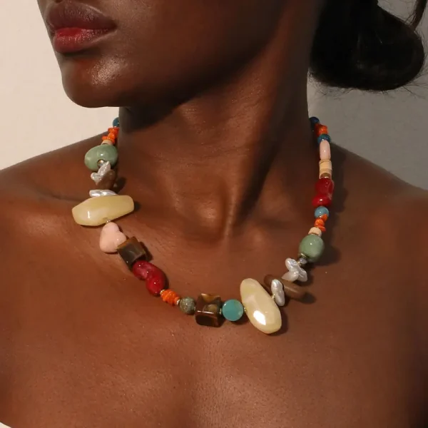 collier en pierres colorées