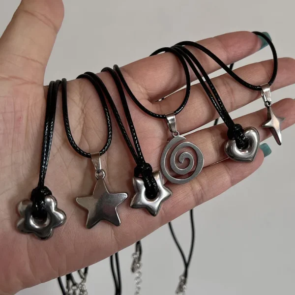 collier cuir pendentif motif